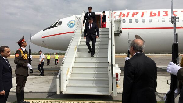 Официальная делегация Кыргызстана во главе с премьер-министром Сооронбаем Жээнбековым прибыла в Самрканд для участия в церемонии прощания с президентом Узбекистан Исламом Каримовым - Sputnik Кыргызстан