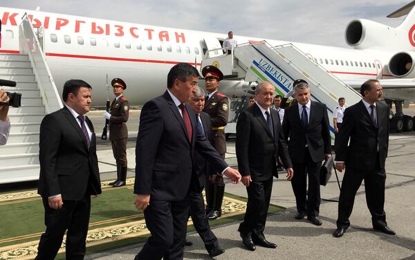 Официальная делегация Кыргызстана во главе с премьер-министром Сооронбаем Жээнбековым прибыла в Самарканд для участия в церемонии прощания с президентом Узбекистан Исламом Каримовым - Sputnik Кыргызстан