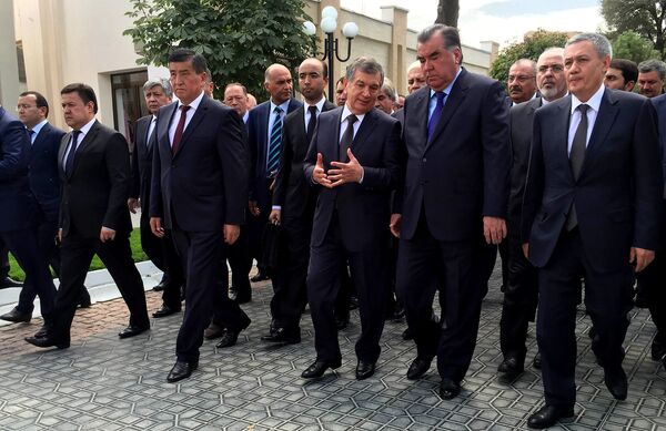 Премьер-министр Сооронбай Жээнбеков жетектеген делегация  Каримовду акыркы сапарга узатуу зыйнатына катышуу үчүн Самаркандга келгендердин тобунда бара жатат - Sputnik Кыргызстан