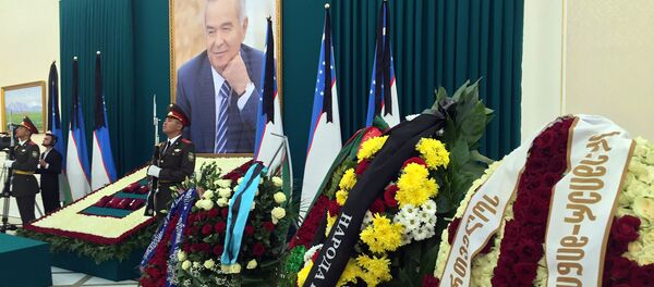 Цветы на церемонии похорон президента Узбекистана Ислама Каримова. - Sputnik Кыргызстан