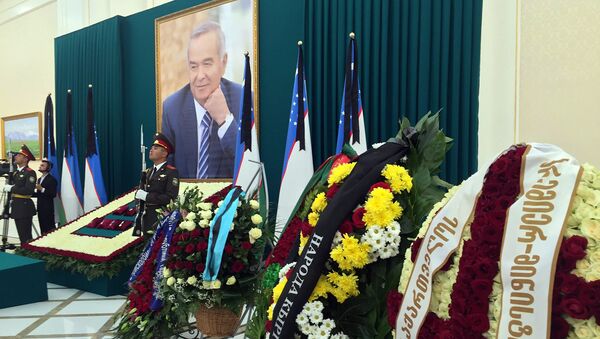 Цветы на церемонии похорон президента Узбекистана Ислама Каримова. - Sputnik Кыргызстан