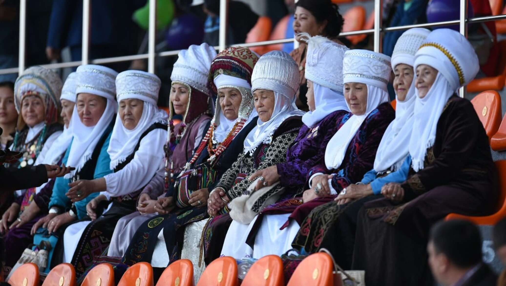 Три киргизии. Чон Ата энелер. Кыргызский национальный. Кыргызский национальный костюм. Киргизская Национальная одежда.