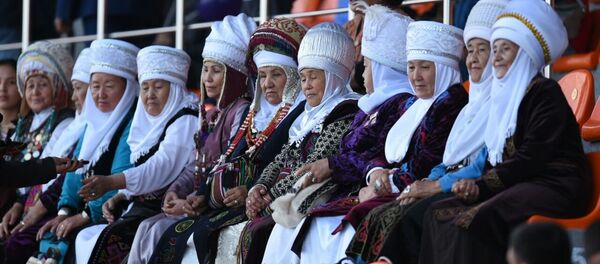 Женщины в национальных одеждах. Архивное фото - Sputnik Кыргызстан