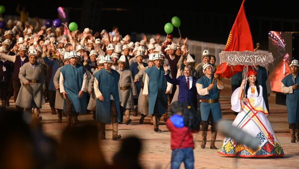 Делегация сборной Кыргызстана на параде участников II Всемирных игр кочевников на церемонии открытия. - Sputnik Кыргызстан