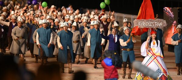 Делегация сборной Кыргызстана на параде участников II Всемирных игр кочевников на церемонии открытия. Делегация сборной Кыргызстана на параде участников II Всемирных игр кочевников на церемонии открытия. - Sputnik Кыргызстан