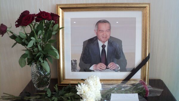 Цветы у портрета умершего президента Ислама Каримова в посольстве Узбекистана в КР - Sputnik Кыргызстан