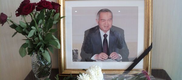 Цветы у портрета умершего президента Ислама Каримова в посольстве Узбекистана в КР Цветы у портрета умершего президента Ислама Каримова в посольстве Узбекистана в КР - Sputnik Кыргызстан