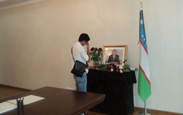 В посольство Узбекистана в Кыргызстане продолжают поступать соболезнования в связи с кончиной первого президента страны Ислама Каримова - Sputnik Кыргызстан