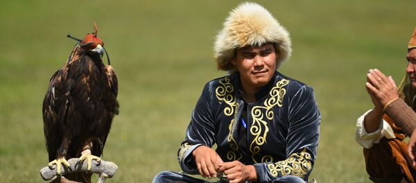 Улуттук кийим кийген адам. Архив - Sputnik Кыргызстан