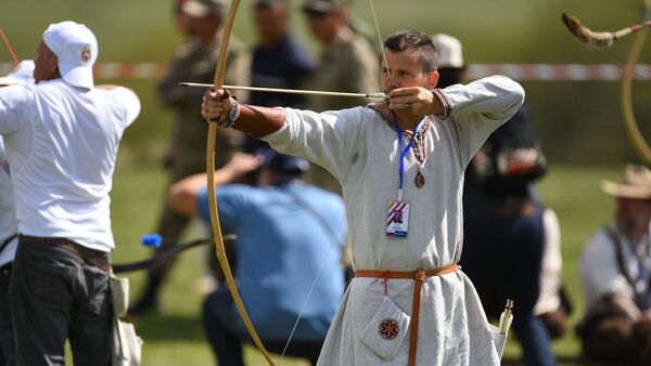 Лучник во время тренировок на джайлоо Кырчын - Sputnik Кыргызстан