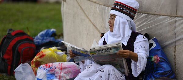 Гезит кармаган айым. Архив Гезит кармаган айым. Архив - Sputnik Кыргызстан