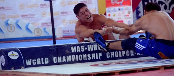 Спортсмены во время соревнований по мас-рестлингу среди мужчин на всемирных игр кочевников на Иссык-Куле - Sputnik Кыргызстан
