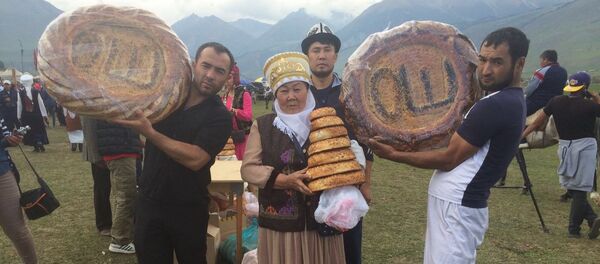 Приготовившая 40 видов хлеба на игры кочевников Мамырова Базаргул Приготовившая 40 видов хлеба на игры кочевников Мамырова Базаргул - Sputnik Кыргызстан