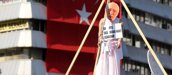 Повешенный манекен опозиционного проповедника Фетхуллаха Гюлена на площади Кызылай в Анкаре. Архивное фото - Sputnik Кыргызстан