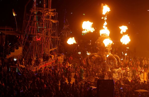 Фестиваль Burning Man в пустыне Блэк-Рок в американском штате Невада - Sputnik Кыргызстан