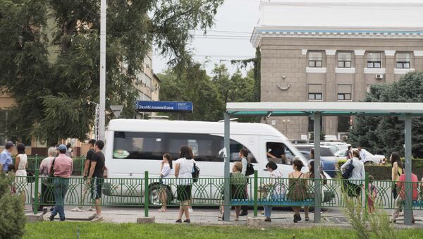 Люди ждут транспорт на остановке. Архивное фото - Sputnik Кыргызстан