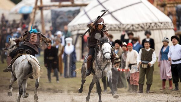 Всадники на лошадях во время театрального шоу в рамках ВИК на джайлоо Кырчын. Архивное фото - Sputnik Кыргызстан