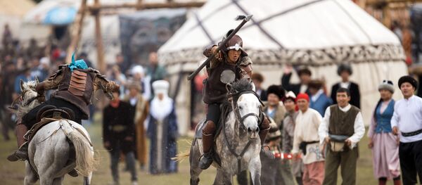 Всадники на лошадях во время театрального шоу в рамках ВИК на джайлоо Кырчын. Архивное фото - Sputnik Кыргызстан
