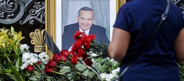 Ислам Каримовдун портретинин жанына койулган гүлдөр. - Sputnik Кыргызстан