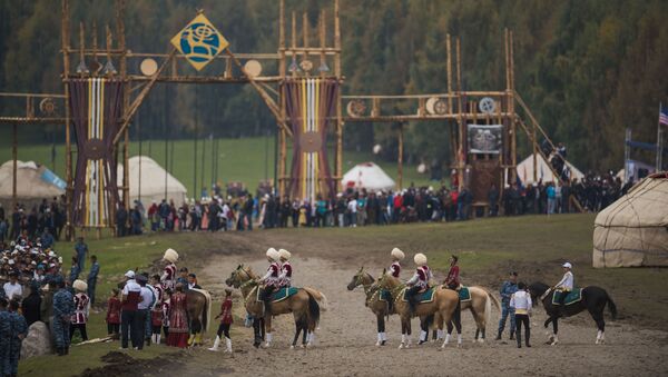 Всадники на ахалтекинских конях на Культурных мероприятиях в рамках Всемирных игр кочевников на джайлоо Кырчын - Sputnik Кыргызстан