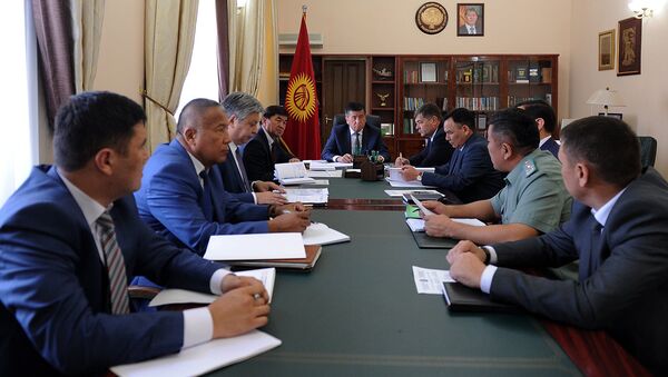 Премьер-министр Кыргызстана Сооронбай Жээнбеков провел рабочее совещание по ситуации, сложившейся вокруг горы Ункур-Тоо - Sputnik Кыргызстан