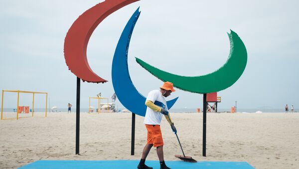 Рабочий подметает площадь перед открытием летних паралимпийских игр 2016 на пляже Копакабана в Рио-де-Жанейро. Архивное фото - Sputnik Кыргызстан