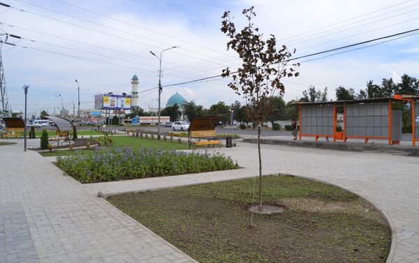 Бишкектин Ахунбаев жана Шабдан баатыр көчөлөрүнүн кесилишинде курулуп жаткан гүл бак ачылып, эс алуучуларды кабыл ала баштады - Sputnik Кыргызстан