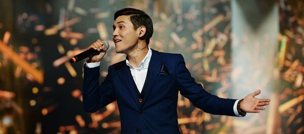 Нурсултан Азыкбаев выступает на Международном конкурсе молодых исполнителей популярной музыки Новая Волна 2016 в Сочи. - Sputnik Кыргызстан