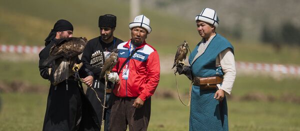 Охотники с соколами во время национальных игр салбуруун в рамках Всемирных игр кочевников на джайлоо Кырчын - Sputnik Кыргызстан
