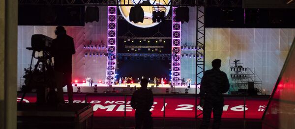 Пустая сцена после этнофестиваля на ипподроме в Чолпон-Ате Пустая сцена после этнофестиваля на ипподроме в Чолпон-Ате - Sputnik Кыргызстан