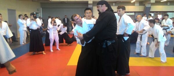 Известный актер и мастер боевых искусств Стивен Сигал во время мастер-класса по айкидо для спортсменов из Кыргызстана - Sputnik Кыргызстан