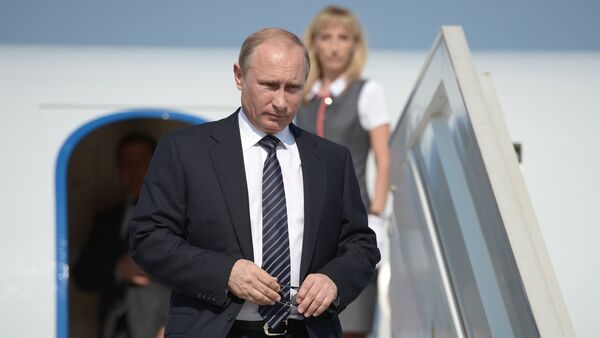 Учактан түшүп жаткан Россиянын президенти Владимир Путин - Sputnik Кыргызстан