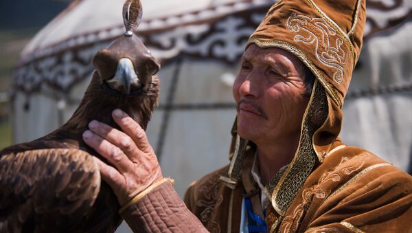 Охотник с беркутом на этнофестивале. Архивное фото - Sputnik Кыргызстан