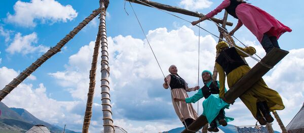 Селкинчек ойноп жаткан жаштар. Архив - Sputnik Кыргызстан