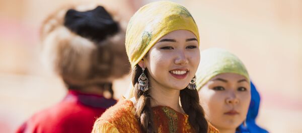 Улуттук кийим кийген кыз. Архив - Sputnik Кыргызстан