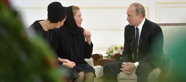 Президент РФ Владимир Путин выражает соболезнования вдове президента Узбекистана Татьяне Каримовой (в центре) и его младшей дочери — Лоле Каримовой-Тилляевой. Архивное фото - Sputnik Кыргызстан