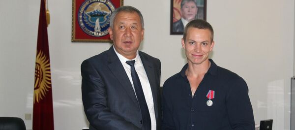 Министр чрезвычайных ситуаций Кубатбек Боронов наградил россиянина Юрия Лугвина за спасение кыргызстанок - Sputnik Кыргызстан