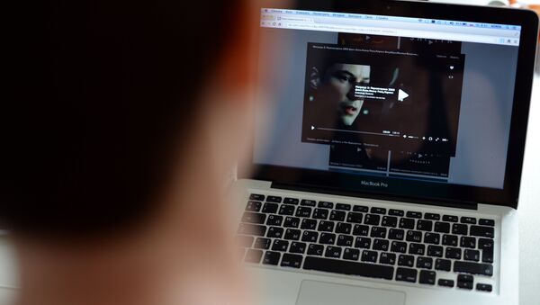 Пользователь смотрит фильм на ноутбуке. Архивное фото - Sputnik Кыргызстан