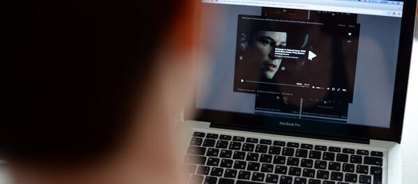 Пользователь смотрит фильм на ноутбуке. Архивное фото - Sputnik Кыргызстан