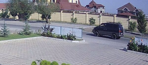 Бишкек шаарындагы Кытай элчилигинин дарбазасын сүзүп, теракт жасаган автоунаа Mitsubishi Delica. Видеодон алынган стоп-кадр. - Sputnik Кыргызстан