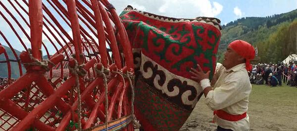 Скоростная сборка юрт. Кадры с турнира на джайлоо Кырчын Скоростная сборка юрт. Кадры с турнира на джайлоо Кырчын - Sputnik Кыргызстан