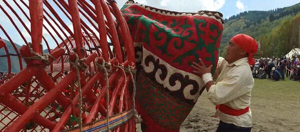 Шамдагай жигиттердин боз үй тигүү мелдеши. Кырчындан тартылган видео - Sputnik Кыргызстан