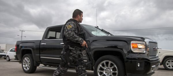 Сотрудник мексиканской полиции в районе Пуэрто Валларта. Архивное фото - Sputnik Кыргызстан