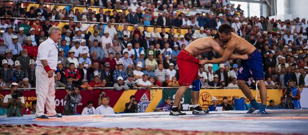 Көчмөндөр оюндарынын алкагында өткөн кыргыз күрөш турнири Көчмөндөр оюндарынын алкагында өткөн кыргыз күрөш турнири - Sputnik Кыргызстан