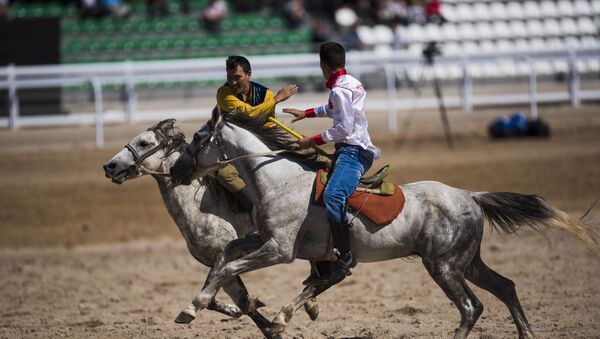 Спортсмены из Кыргызстана и Турции на турнире по джириту (метание копья верхом на лошади) на Всемирных играх кочевников - Sputnik Кыргызстан