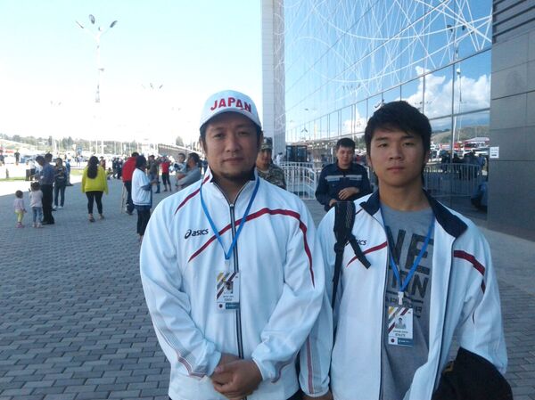 Тренер по борьбе из Японии Сейко Вазаки со своим учеником - Sputnik Кыргызстан