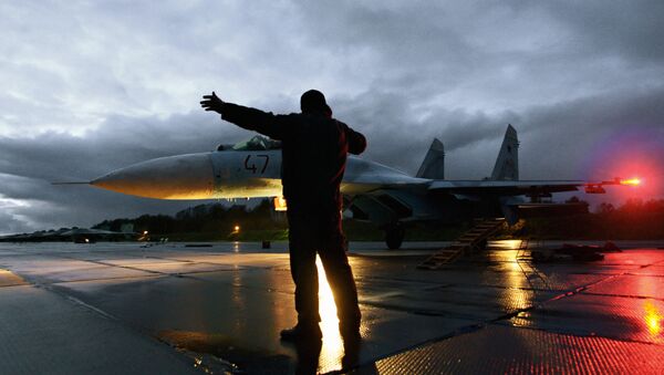 Военный техник дает отмашку на взлет истребителя Су-27. Архивное фото - Sputnik Кыргызстан