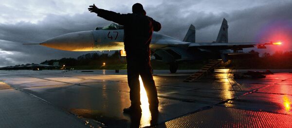 Военный техник дает отмашку на взлет истребителя Су-27. Архивное фото - Sputnik Кыргызстан