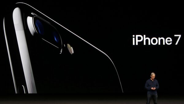 Исполнительный директор корпорации Apple Тим Кук рассказывает о новом iPhone 7 во время презентации в Сан-Франциско - Sputnik Кыргызстан
