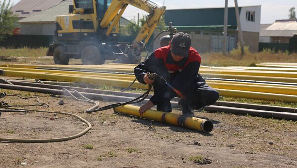 Рабочий ОсОО Газпром Кыргызстан сваривает трубу во время работ по газификации новостроек Бишкека - Sputnik Кыргызстан
